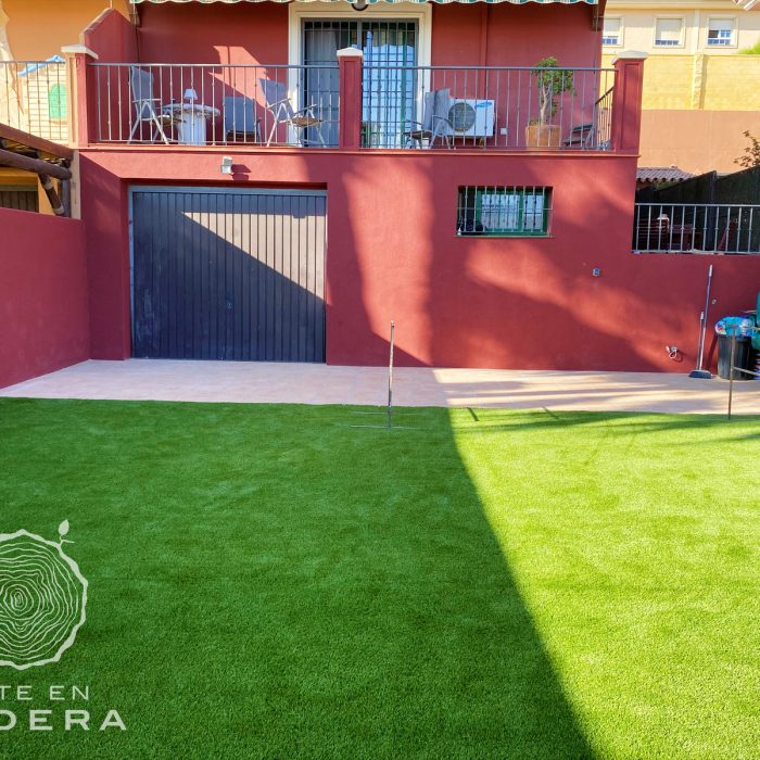 Porche de madera que complementa la fachada de tu casa con elegancia